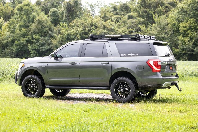 Fits Ford Expedition 4WD (2018-2024) 3 Inch Lift Kit; UCA; 40231RED