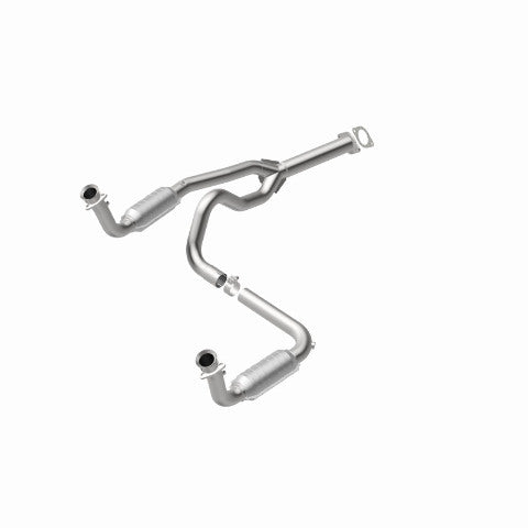 MagnaFlow direct-fit catalytic converter fits 2000-2002 Chevrolet Express 1500, GMC Savana 1500, and additional vehicles and 00 Chevy Express 1500 5.7L stainless steel CARB complia