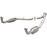 MagnaFlow direct-fit catalytic converter fits 1996-1998 Land Rover Discovery and 1997 Land Rover Defender 90. Hardware is included to eliminate the hassle of working with corroded 
