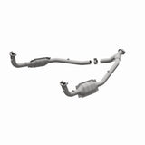 MagnaFlow direct-fit catalytic converter fits 1996-1998 Land Rover Discovery and 1997 Land Rover Defender 90. Hardware is included to eliminate the hassle of working with corroded 