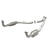 MagnaFlow direct-fit catalytic converter fits 1996-1998 Land Rover Discovery and 1997 Land Rover Defender 90. Hardware is included to eliminate the hassle of working with corroded 