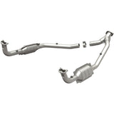 MagnaFlow direct-fit catalytic converter fits 1996-1998 Land Rover Discovery and 1997 Land Rover Defender 90. Hardware is included to eliminate the hassle of working with corroded 